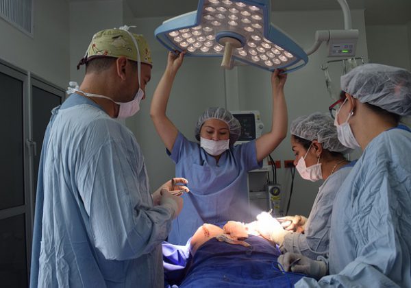 עברתם ניתוח פלסטי כושל בחו"ל? ייתכן שאתם יכולים לתבוע על רשלנות רפואית